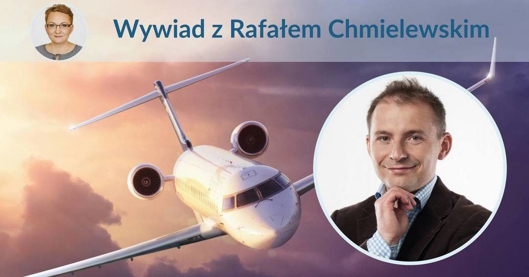 Rafał Chmielewski na tle samolotu web.lex